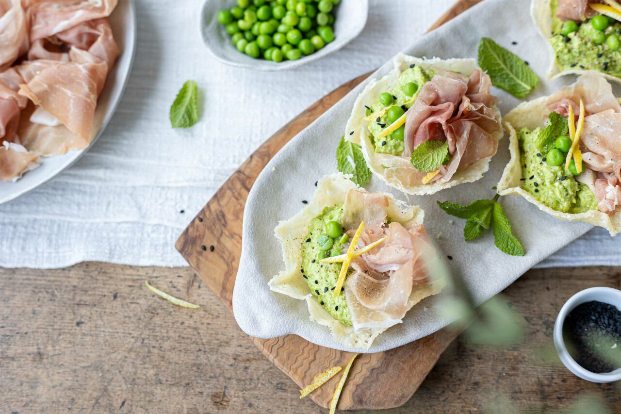 Cestini Di Parmigiano Con Prosciutto Di San Daniele E Hummus Di Piselli