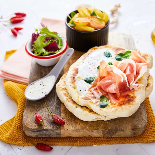 Pane Naan con Prosciutto di San Daniele, yogurt e insalata