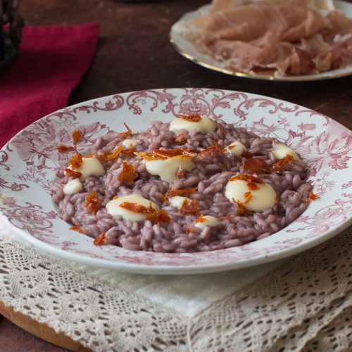 Risotto al vino rosso con fonduta di parmigiano e Prosciutto di San Daniele