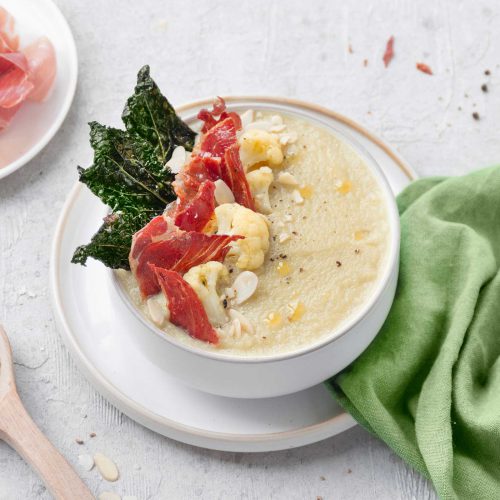 Crema di cavolfiore con chips di cavolo nero, Prosciutto di San Daniele croccante e mandorle