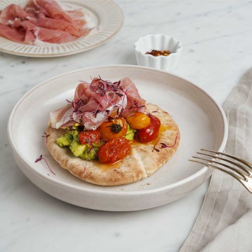 Pita con Prosciutto di San Daniele, guacamole e pomodorini arrostiti