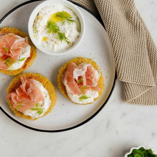 Polpette di broccolo romano, ceci, Prosciutto di San Daniele e salsa allo yogurt greco