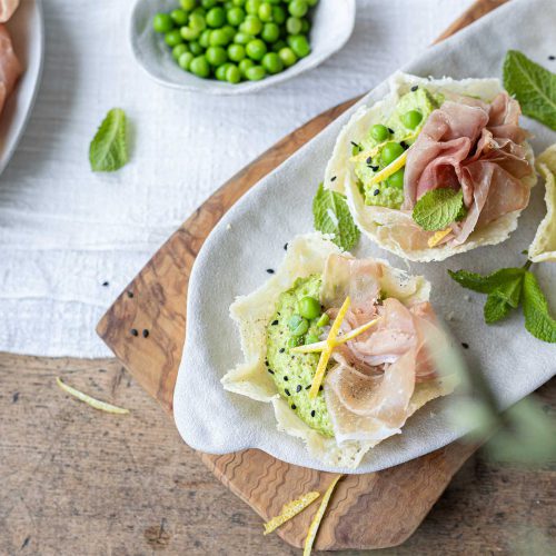 Cestini di parmigiano con Prosciutto di San Daniele e hummus di piselli alla menta