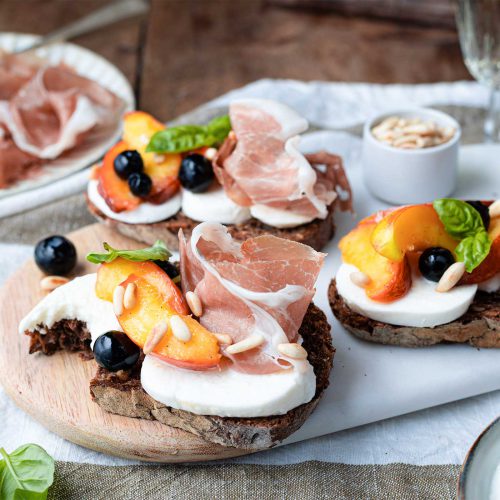 Bruschette con frutta fresca, mozzarella e Prosciutto di San Daniele