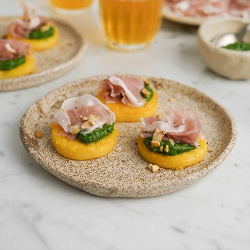 Polentine croccanti con Prosciutto di San Daniele e pesto di cavolo nero