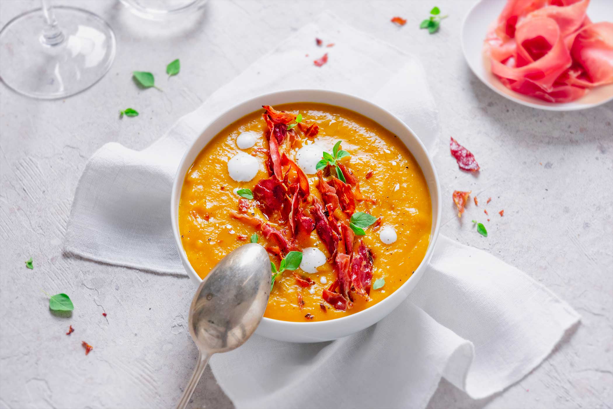 Würzige kürbiscremesuppe mit knusprigem San Daniele Schinken - San ...