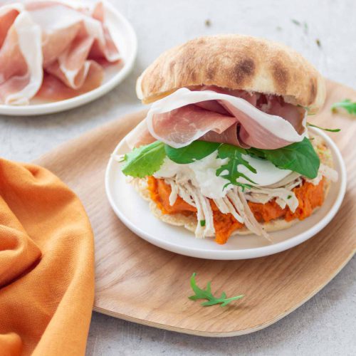 Panino al pollo con crema di patate dolci, mozzarella e Prosciutto di San Daniele