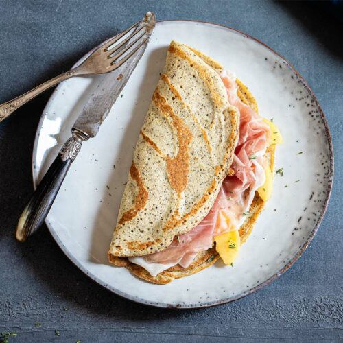 Omelette altoatesina estiva con Prosciutto di San Daniele e pesche