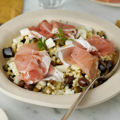 Insalata di fregola con melanzana a cubetti, mozzarella, olive e Prosciutto di San Daniele