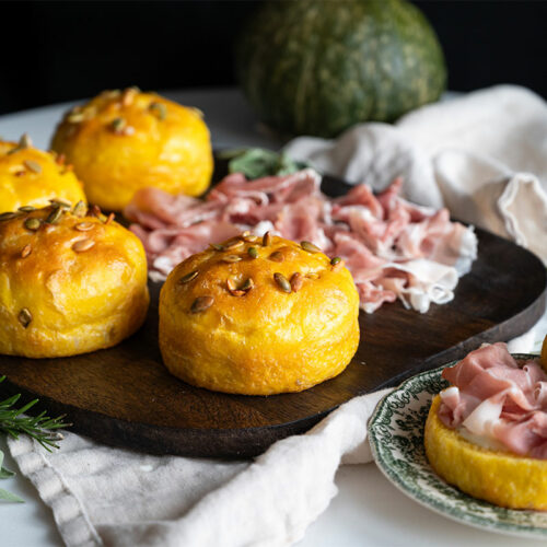 focaccine alla zucca farcite con Prosciutto di San Daniele e crema di taleggio