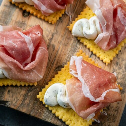 Cracker di mais con mousse di formaggio e Prosciutto di San Daniele